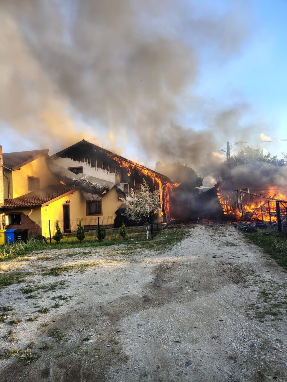 Un puternic incendiu a creat pagube uriașe într-o gospodărie din Neagra Șarului