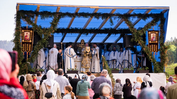 Prima Liturghie în cinstea Sfintei Elisabeta de la Pasărea, la poalele munților Rarău-Giumalău Prima Liturghie în cinstea Sfintei Elisabeta de la Pasărea, la poalele munților Rarău-Giumalău