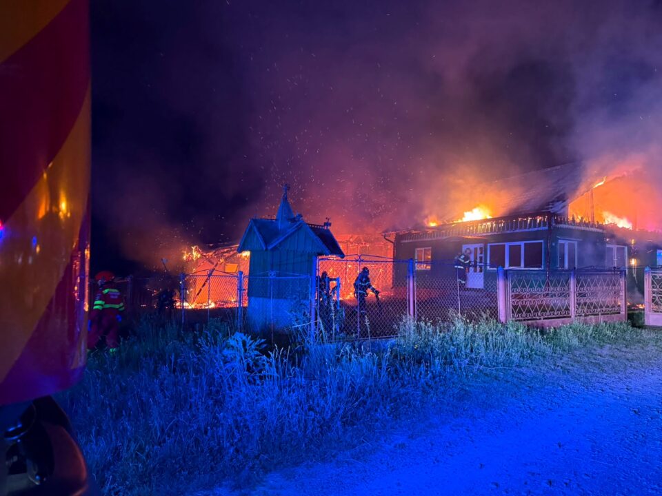 Un foc izbucnit dintr-un adăpost de animale s-a extins în întreaga gospodărie