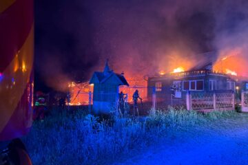 Un foc izbucnit dintr-un adăpost de animale s-a extins în întreaga gospodărie