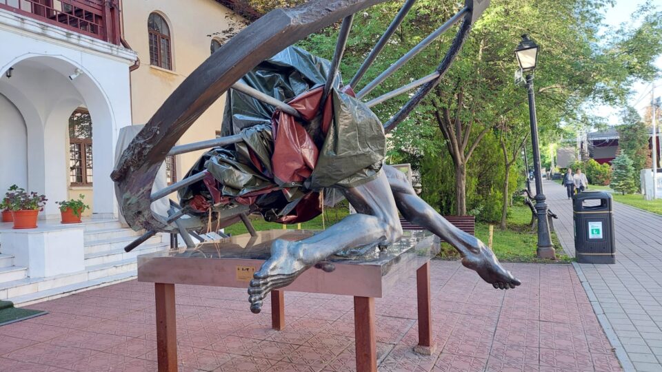 Sculptură celebră din Suceava, acoperită cu plastic înainte de vânzare