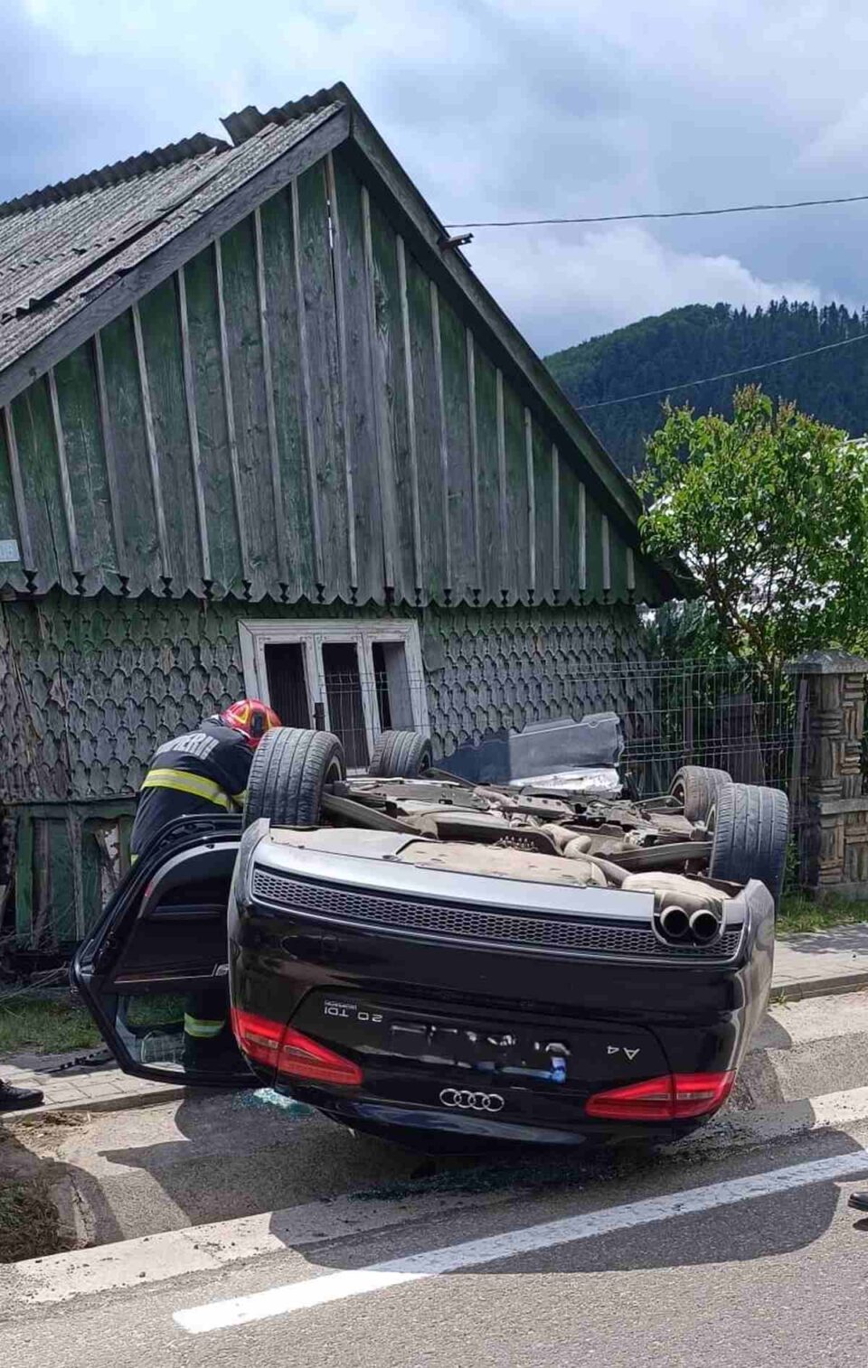 Un șofer de 76 de ani s-a răsturnat cu un Audi lângă peretele unei case