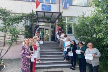 Angajații Casei de Pensii Suceava au organizat un protest spontan, nemulțumiți de noua Lege a salarizării unitare Angajații Casei de Pensii Suceava au organizat un protest spontan, nemulțumiți de noua Lege a salarizării unitare