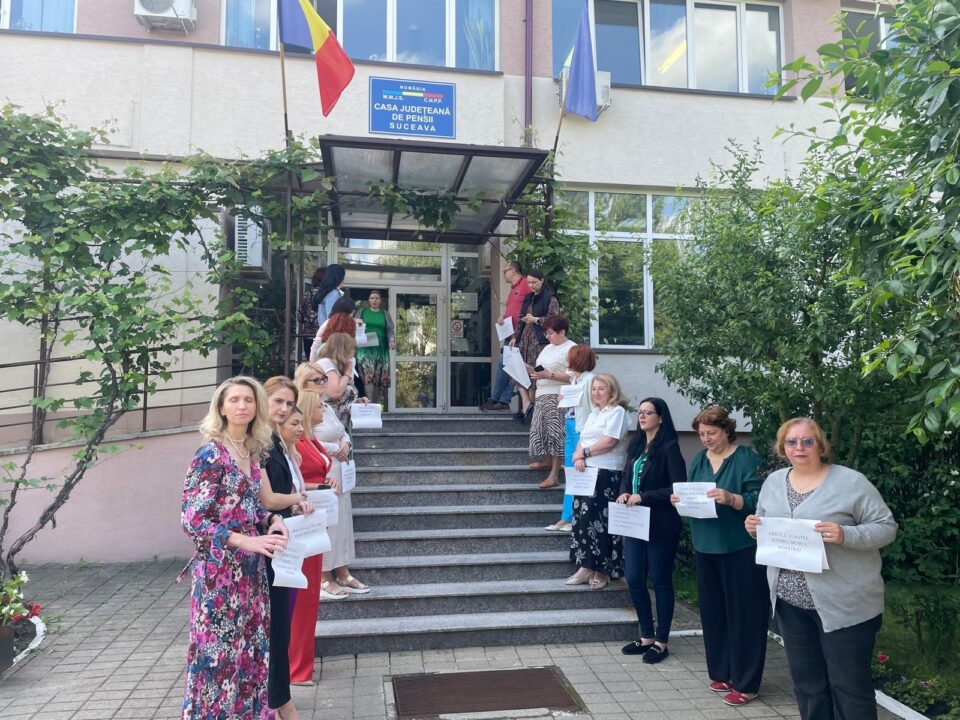 Angajații Casei de Pensii Suceava au organizat un protest spontan, nemulțumiți de noua Lege a salarizării unitare Angajații Casei de Pensii Suceava au organizat un protest spontan, nemulțumiți de noua Lege a salarizării unitare