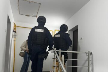 Percheziții la o suceveancă acuzată de țepe de 460.000 de lei, cu polițe de asigurare RCA Percheziții la o suceveancă acuzată de țepe de 460.000 de lei, cu polițe de asigurare RCA
