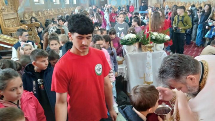 Activități cultural – catehetice și recreative pentru tinerii din Parohia Nașterea Maicii Domnului Vatra Dornei Activități cultural – catehetice și recreative pentru tinerii din Parohia Nașterea Maicii Domnului Vatra Dornei