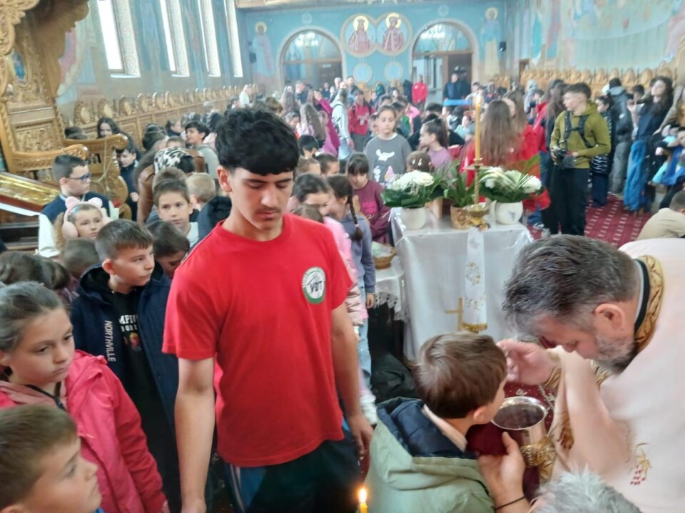 Activități cultural – catehetice și recreative pentru tinerii din Parohia Nașterea Maicii Domnului Vatra Dornei Activități cultural – catehetice și recreative pentru tinerii din Parohia Nașterea Maicii Domnului Vatra Dornei