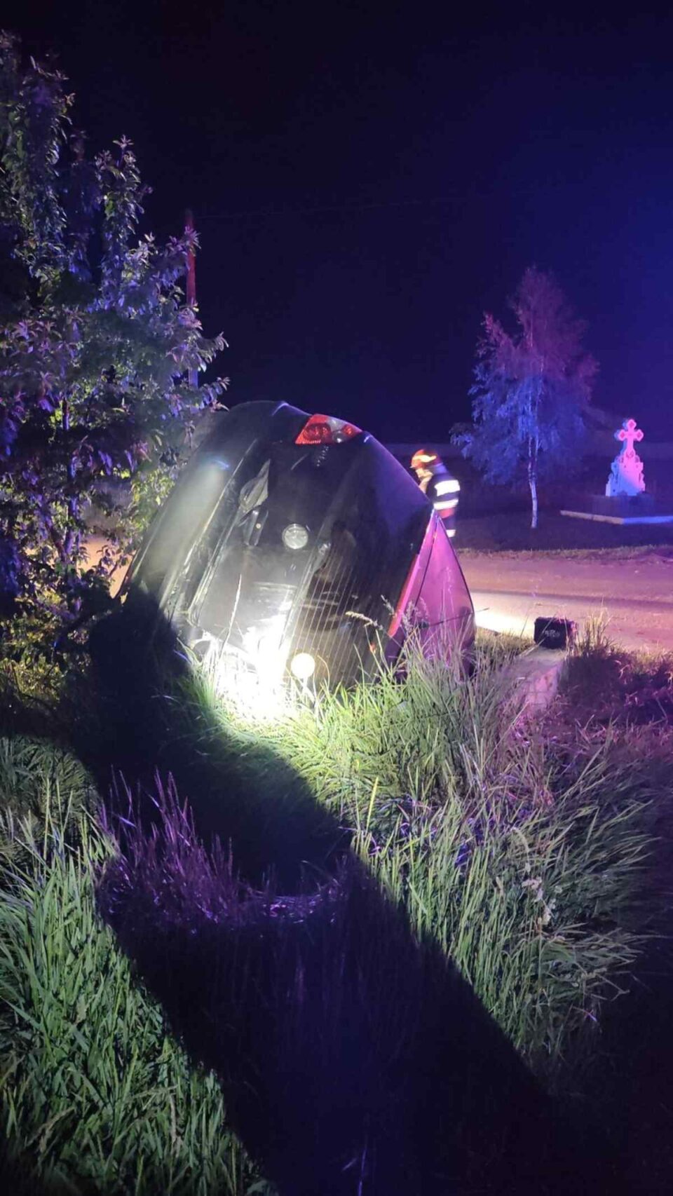 Accident grav, cu un autoturism în care erau trei tineri, care a intrat violent într-un cap de pod