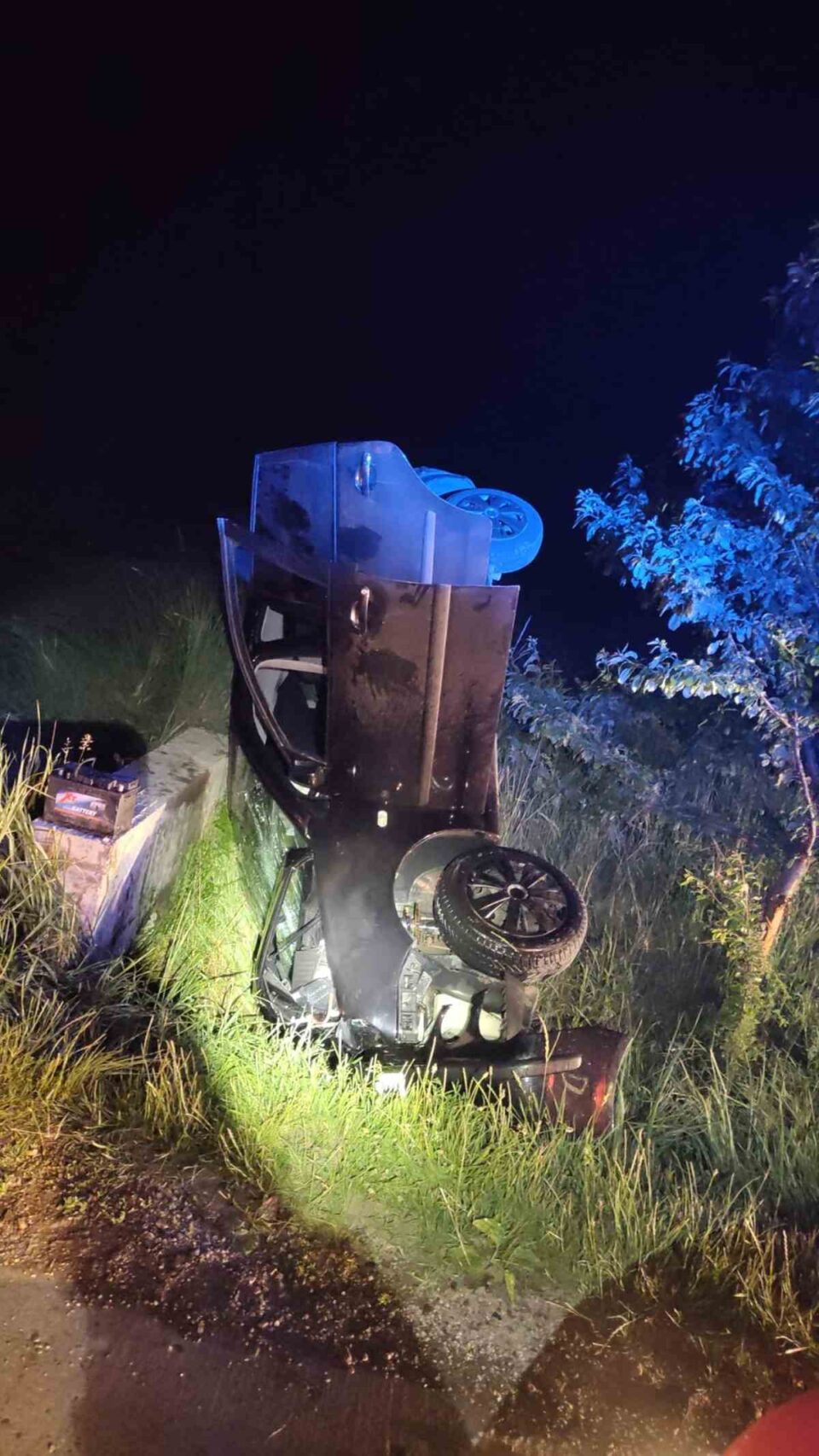 Accident grav, cu un autoturism în care erau trei tineri, care a intrat violent într-un cap de pod