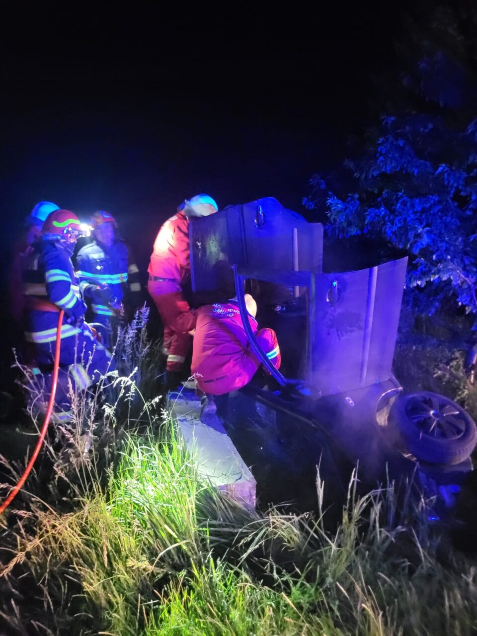 Accident grav, cu un autoturism în care erau trei tineri, care a intrat violent într-un cap de pod