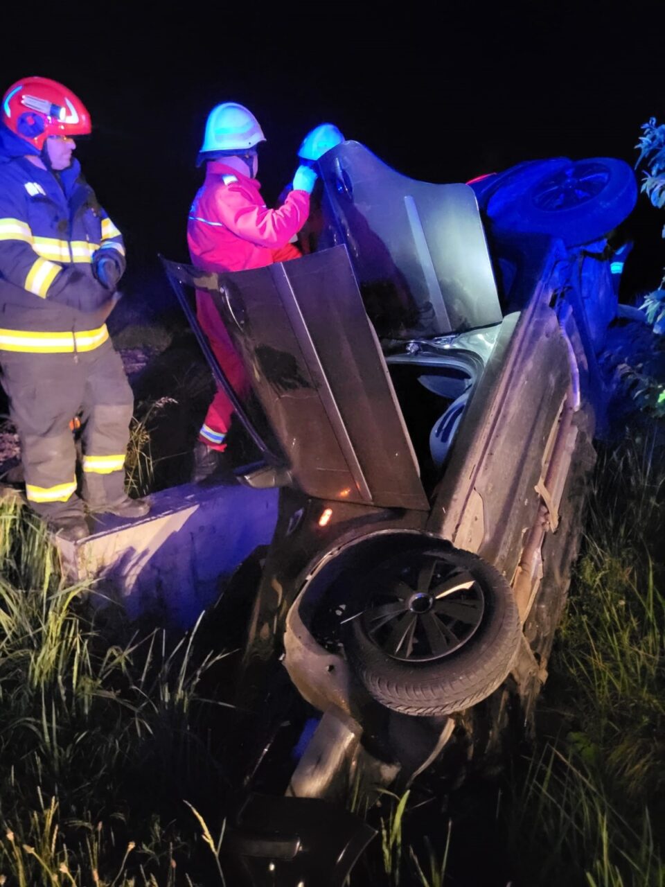 Accident grav, cu un autoturism în care erau trei tineri, care a intrat violent într-un cap de pod