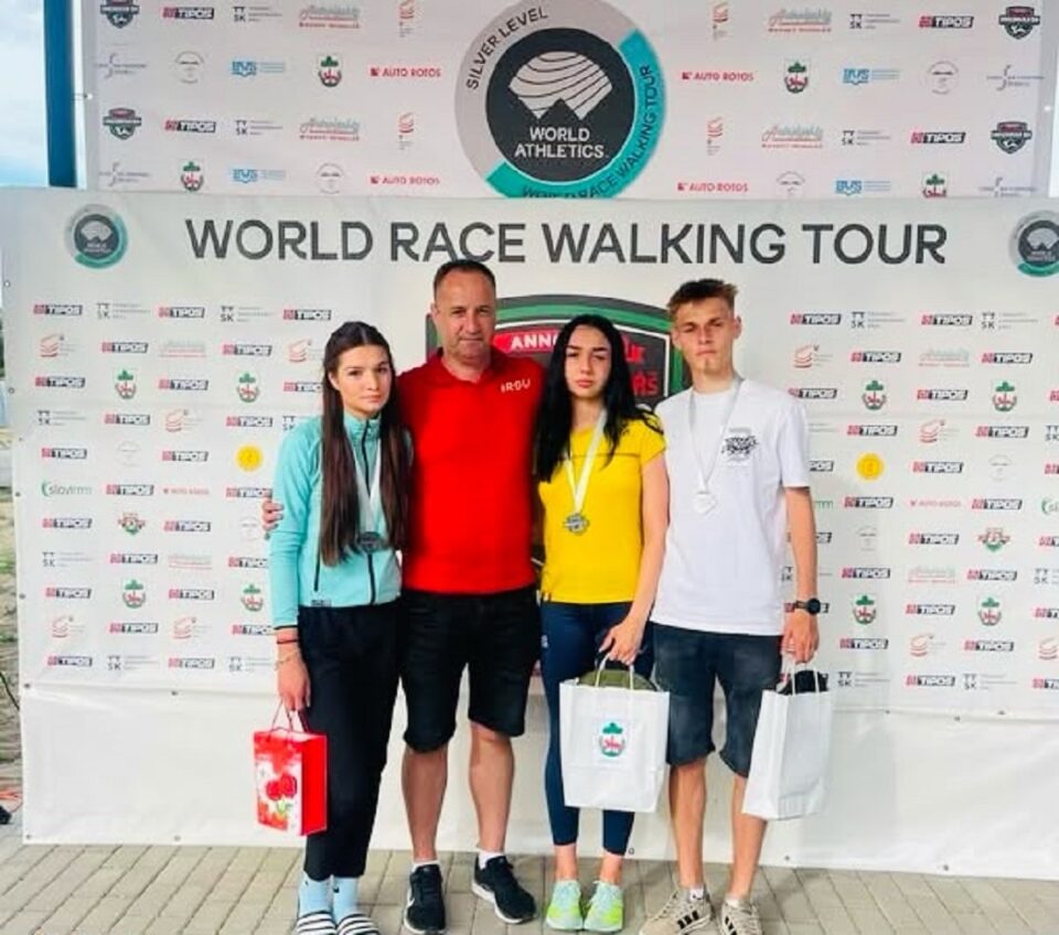 Antrenorul Silviu Casandra alături de sportivii medaliați în Slovacia Antrenorul Silviu Casandra alături de sportivii medaliați în Slovacia