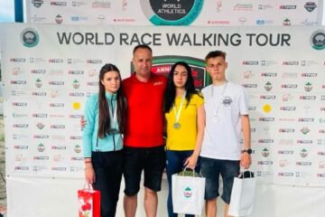 Antrenorul Silviu Casandra alături de sportivii medaliați în Slovacia Antrenorul Silviu Casandra alături de sportivii medaliați în Slovacia