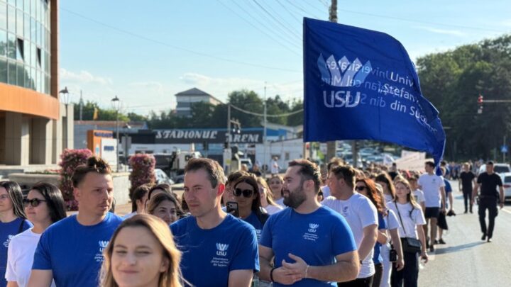 Marșul Absolvenților USV a animat străzile orașului Suceava, în cadrul Festivității de Absolvire a Promoției 2026 Marșul Absolvenților USV a animat străzile orașului Suceava, în cadrul Festivității de Absolvire a Promoției 2026