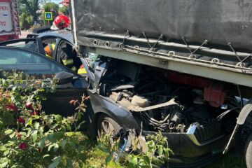 Șoferul unui autoturism, prins ca în menghină între două autoutilitare, din cauza nepăstrării distanței