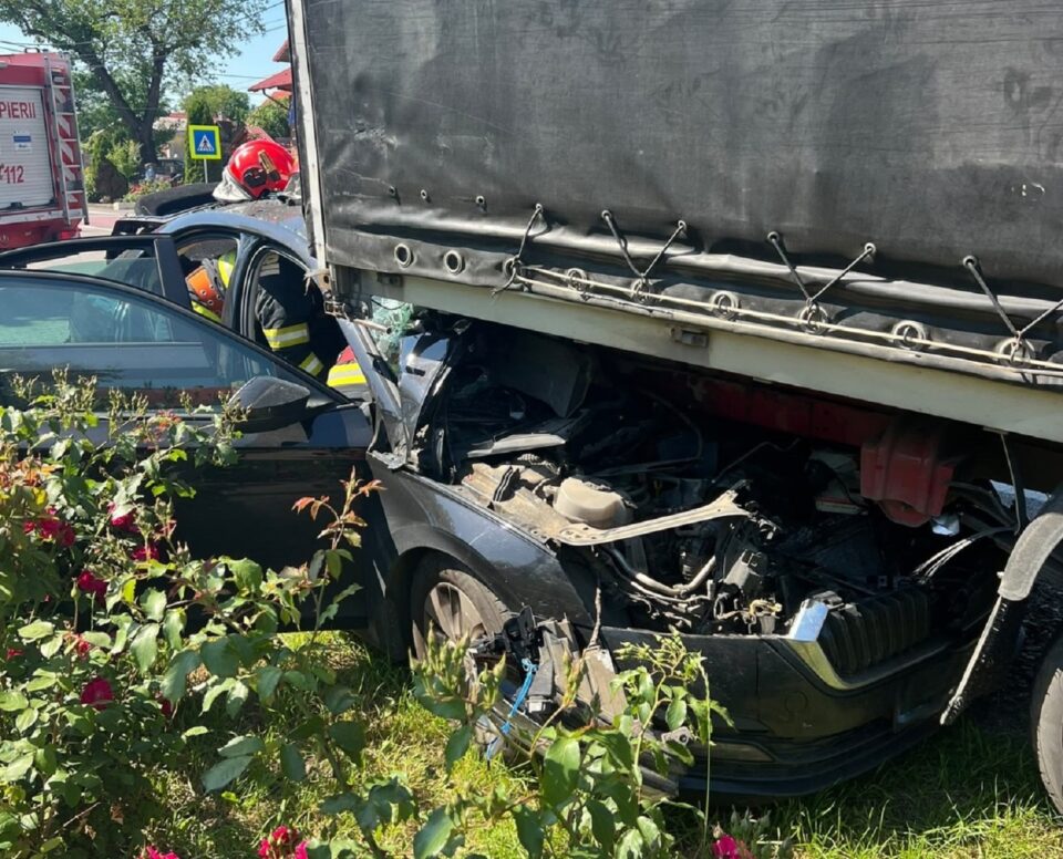 Șoferul unui autoturism, prins ca în menghină între două autoutilitare, din cauza nepăstrării distanței Șoferul unui autoturism, prins ca în menghină între două autoutilitare, din cauza nepăstrării distanței