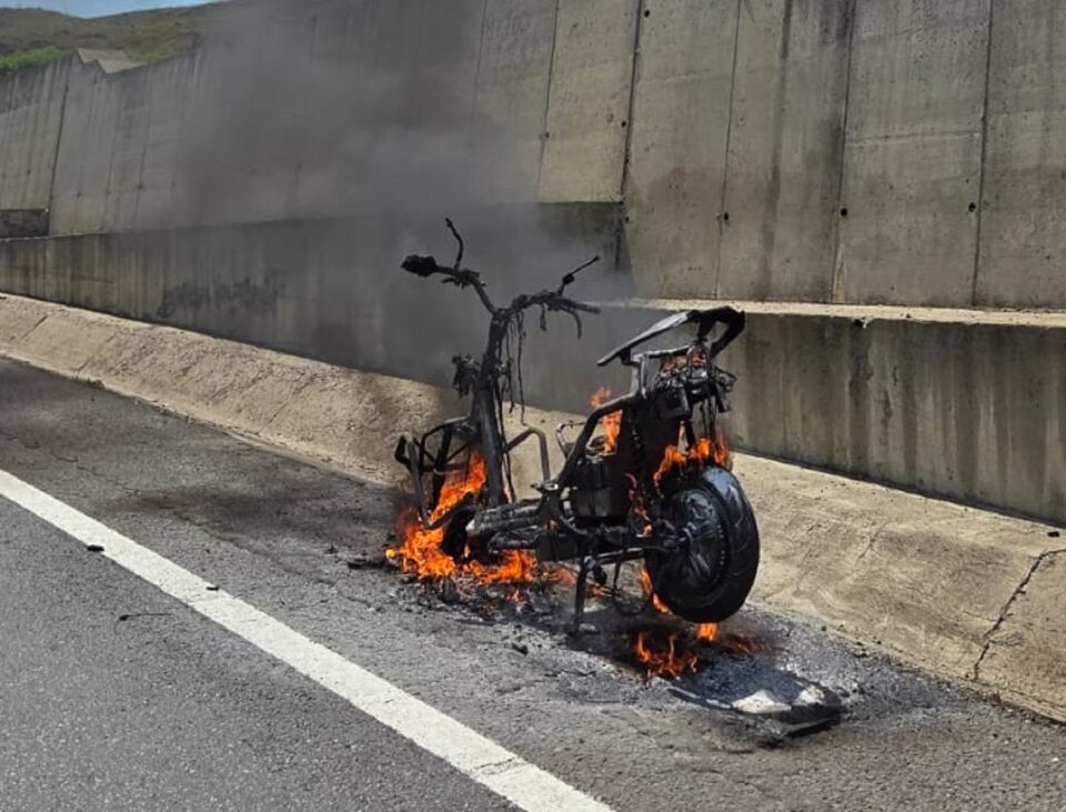 Un scuter a ars ca o torță pe șoseaua de centură a Sucevei Un scuter a ars ca o torță pe șoseaua de centură a Sucevei