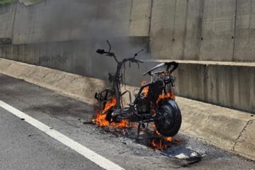 Un scuter a ars ca o torță pe șoseaua de centură a Sucevei