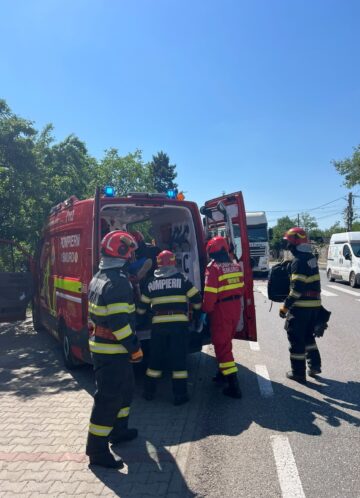 Șoferul unui autoturism, prins ca în menghină între două autoutilitare, din cauza nepăstrării distanței