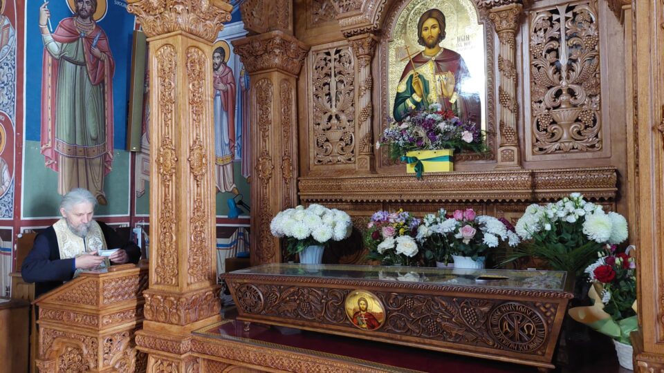Racla cu moaștele Sf. Ioan cel Nou din Biserica Sf. Gheorghe de la Mănăstirea Sf. Ioan cel Nou din Suceava Racla cu moaștele Sf. Ioan cel Nou din Biserica Sf. Gheorghe de la Mănăstirea Sf. Ioan cel Nou din Suceava
