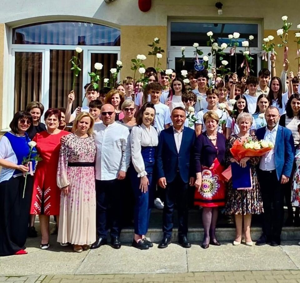 Primarul Marius Rîpan și șeful inspectoratului sucevean, prof. Ciprian Anton, au fost alături de profesoara Ancuța Voivod Primarul Marius Rîpan și șeful inspectoratului sucevean, prof. Ciprian Anton, au fost alături de profesoara Ancuța Voivod