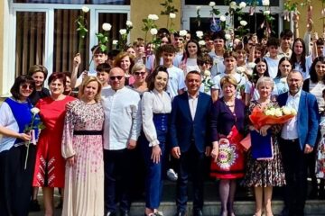 Primarul Marius Rîpan și șeful inspectoratului sucevean, prof. Ciprian Anton, au fost alături de profesoara Ancuța Voivod