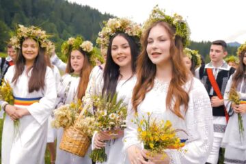 Fotocredit Grupul „Flori Vicovene” - „La cules de sânziene”
