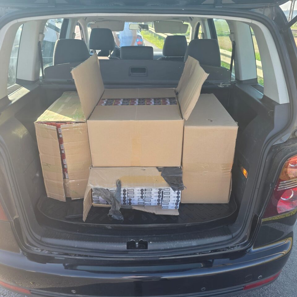 Mașină care transporta 2.000 de pachete de țigări, oprită în trafic de polițiști Mașină care transporta 2.000 de pachete de țigări, oprită în trafic de polițiști