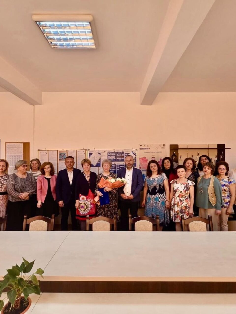 Omagiu emoționant la Școala Gimnazială Nr. 4 din Vatra Dornei, la pensionarea profesoarei Ancuța Voivod după 46 de ani dedicați educației