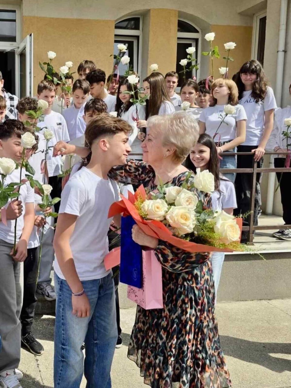 Omagiu emoționant la Școala Gimnazială Nr. 4 din Vatra Dornei, la pensionarea profesoarei Ancuța Voivod după 46 de ani dedicați educației