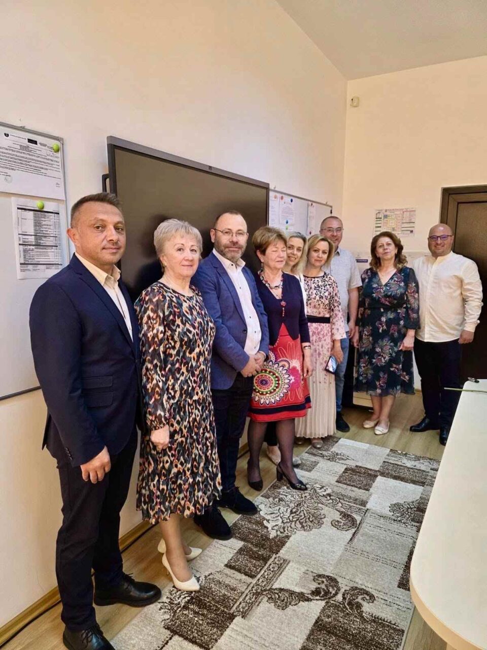 Omagiu emoționant la Școala Gimnazială Nr. 4 din Vatra Dornei, la pensionarea profesoarei Ancuța Voivod după 46 de ani dedicați educației