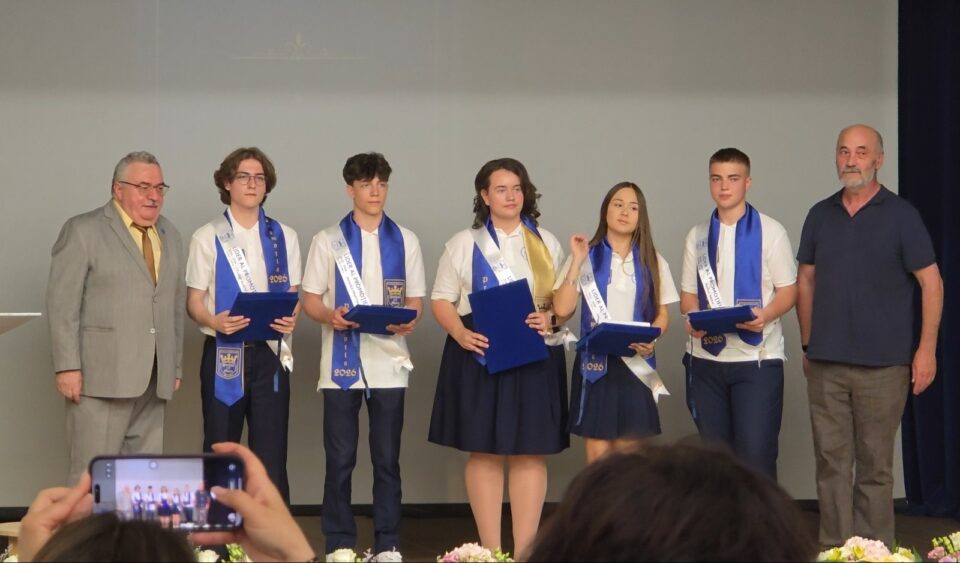 Cinci șefi de promoție cu media 10 la absolvirea gimnaziului, la Colegiul „Ștefan cel Mare” Cinci șefi de promoție cu media 10 la absolvirea gimnaziului, la Colegiul „Ștefan cel Mare”