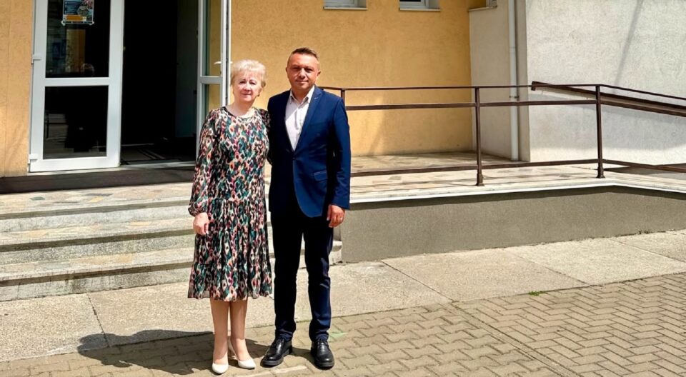 Primarul Marius Rîpan alături de profesoara Ancuța Voivod