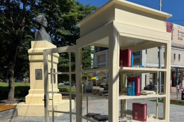 Mini-bibliotecă urbană la statuia lui Eminescu, din centrul Sucevei