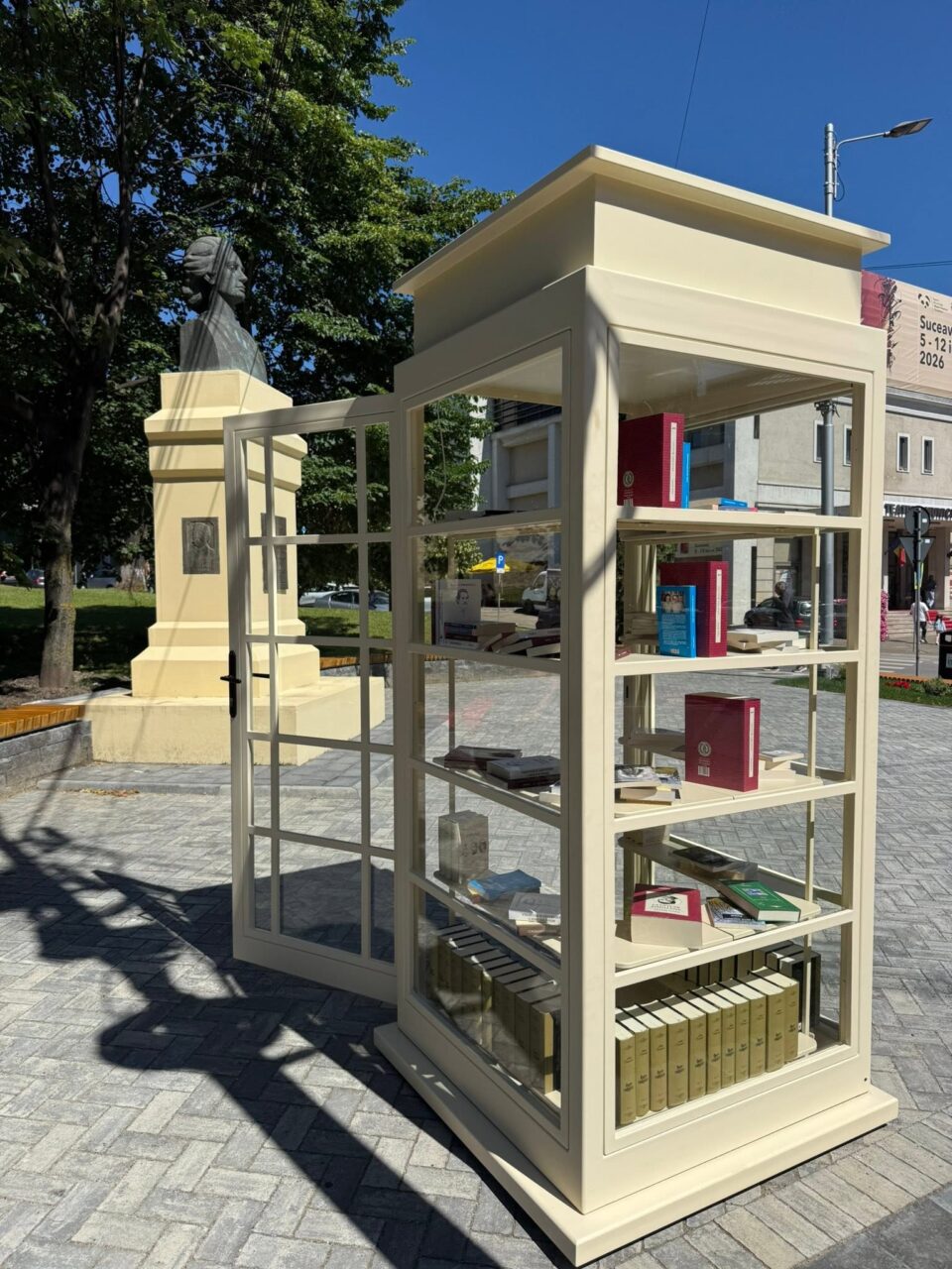 Mini-bibliotecă urbană la statuia lui Eminescu, din centrul Sucevei Mini-bibliotecă urbană la statuia lui Eminescu, din centrul Sucevei