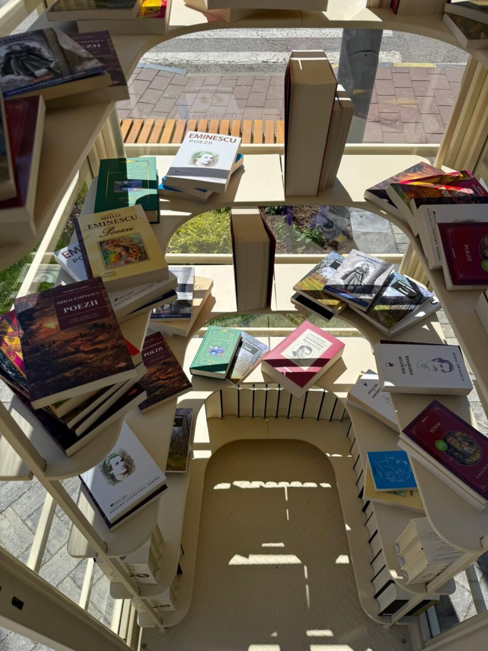 Mini-bibliotecă urbană la statuia lui Eminescu, din centrul Sucevei