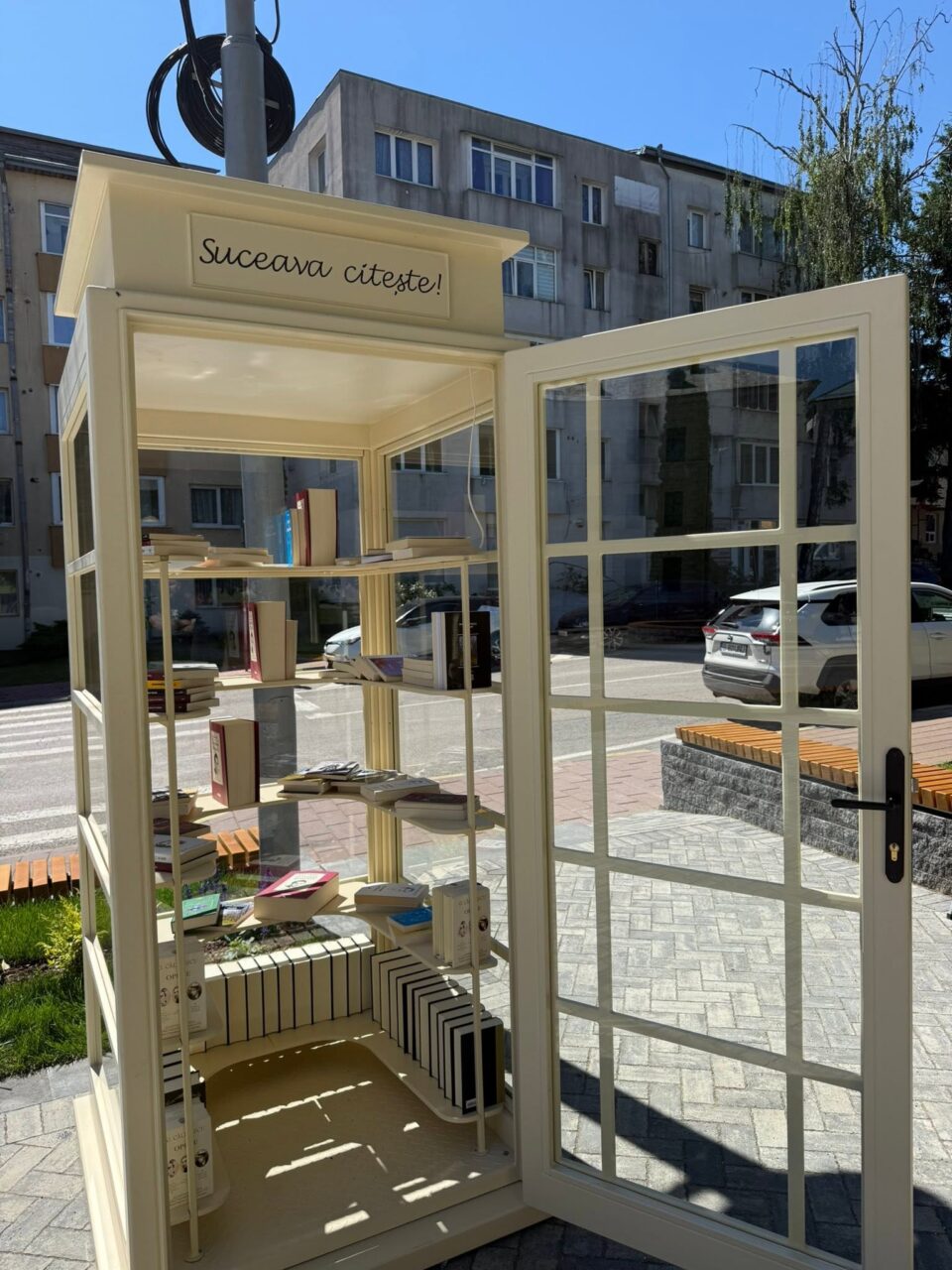 Mini-bibliotecă urbană la statuia lui Eminescu, din centrul Sucevei