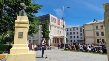 Recital poetic în Piațeta statuii lui Mihai Eminescu, la 137 de ani de la stingerea Luceafărului poeziei din România