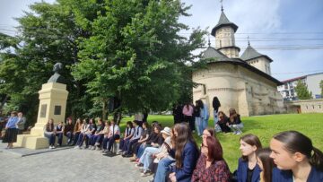 Recital poetic în Piațeta statuii lui Mihai Eminescu, la 137 de ani de la stingerea Luceafărului poeziei din România