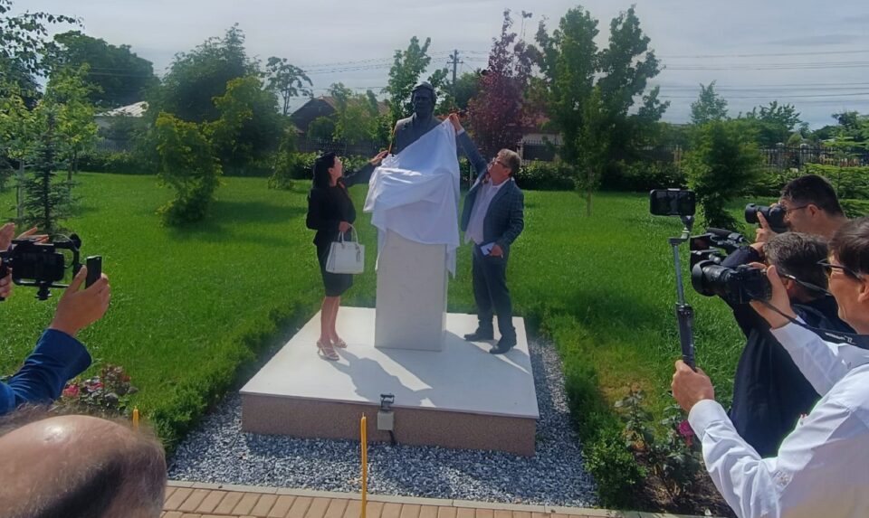 Busturile a doi scriitori celebri, dezvelite pe aleea clasicilor din parcul Dumbrăveni Busturile a doi scriitori celebri, dezvelite pe aleea clasicilor din parcul Dumbrăveni