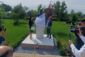 Busturile a doi scriitori celebri, dezvelite pe aleea clasicilor din parcul Dumbrăveni Busturile a doi scriitori celebri, dezvelite pe aleea clasicilor din parcul Dumbrăveni