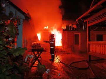 Un bătrân de 90 de ani a murit carbonizat în casa care locuia