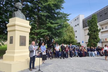 Recital poetic în Piațeta statuii lui Mihai Eminescu, la 137 de ani de la stingerea Luceafărului poeziei din România Recital poetic în Piațeta statuii lui Mihai Eminescu, la 137 de ani de la stingerea Luceafărului poeziei din România