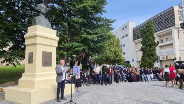 Recital poetic în Piațeta statuii lui Mihai Eminescu, la 137 de ani de la stingerea Luceafărului poeziei din România