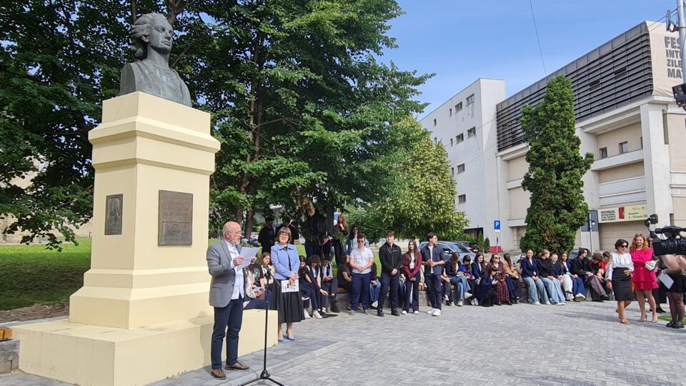 Recital poetic în Piațeta statuii lui Mihai Eminescu, la 137 de ani de la stingerea Luceafărului poeziei din România Recital poetic în Piațeta statuii lui Mihai Eminescu, la 137 de ani de la stingerea Luceafărului poeziei din România