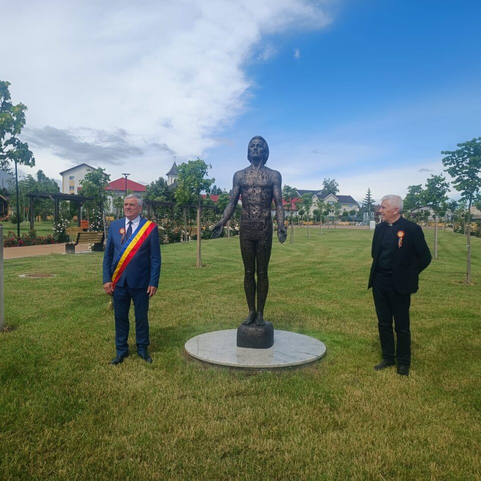 Busturile a doi scriitori celebri, dezvelite pe aleea clasicilor din parcul Dumbrăveni
