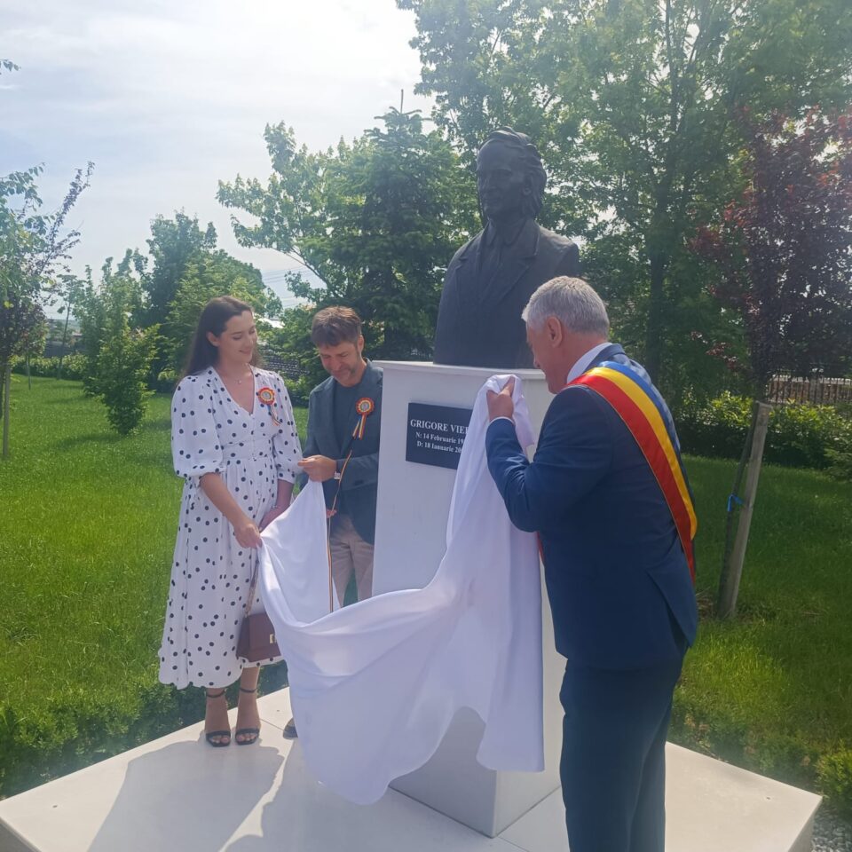 Busturile a doi scriitori celebri, dezvelite pe aleea clasicilor din parcul Dumbrăveni