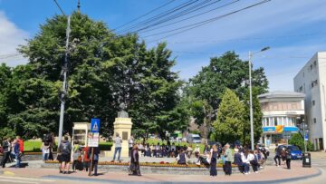 Recital poetic în Piațeta statuii lui Mihai Eminescu, la 137 de ani de la stingerea Luceafărului poeziei din România