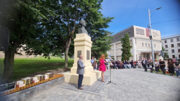 Recital poetic în Piațeta statuii lui Mihai Eminescu, la 137 de ani de la stingerea Luceafărului poeziei din România