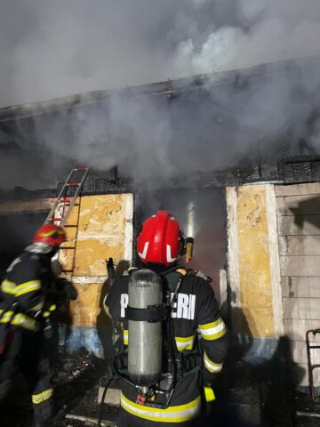 Un bătrân de 90 de ani a murit carbonizat în casa care locuia